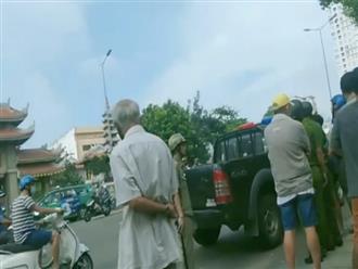 Người đàn ông bị tâm thần cầm dao chặt chém nhiều xe ô tô ở Sài Gòn