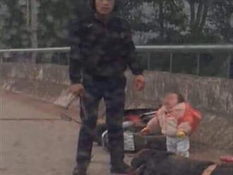 Thái Nguyên: Mẹ bị chặn xe chém tới tấp trên cầu, con nhỏ đứng cạnh gào khóc thảm thiết