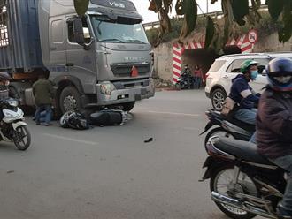 Hà Nội: Người phụ nữ ngã văng vào gầm xe tải đang chạy rồi lại chui ra an toàn