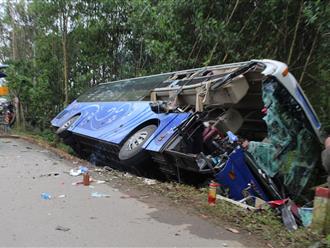 Quảng Nam: Xe khách húc đuôi xe tải cẩu, 2 người tử vong