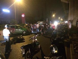 Hà Nội: Tai nạn taxi va chạm với xe máy đi ngược chiều, 2 người nguy kịch