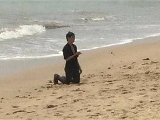 Thanh niên ngáo đá chạy ra biển cầm dao định tự sát