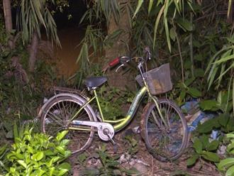 Va chạm trên cầu, bé gái đi xe đạp rơi xuống sông mất tích