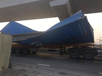 Xe container kéo sập dầm bê tông của công trình hầm chui xa lộ Hà Nội, giao thông ùn ứ kéo dài