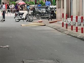 Xót cảnh mẹ khóc ngất tại hiện trường con gái 6 tuổi rơi từ tầng 12 xuống đất tử vong ở Hà Nội