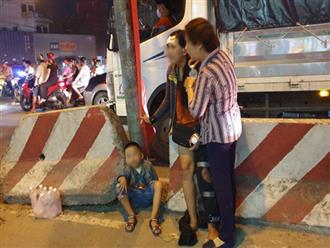 Hình ảnh đau lòng: Mẹ bán vé số khóc ngất bên thi thể con trai 2 tuổi bị container tông tử vong
