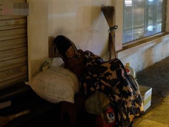 Xót xa cảnh người vô gia cư trùm chăn ngủ vỉa hè trong cái lạnh thấu xương giữa đêm đông Hà Nội