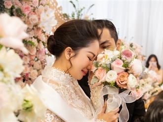Giây phút xúc động tại lễ thành hôn của Khánh Thi - Phan Hiển, cô dâu khóc trong hạnh phúc: 'Em yêu anh'