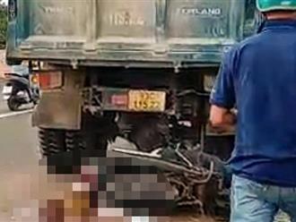 Xe máy tông đuôi xe tải đậu ven đường, 2 người tử vong tại chỗ 