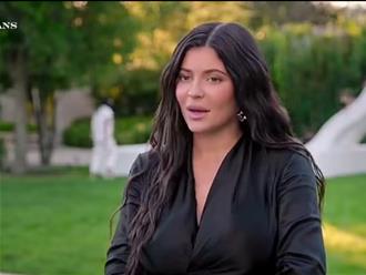 Kylie Jennie với tạo hình quyến rũ sang trọng trong video hậu trường quảng bá cho series cây nhà lá vườn The Kardashians, hứa hẹn màn hợp tác vô cùng bùng nổ