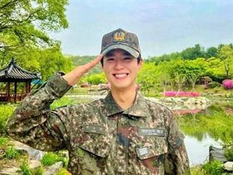 Rụng tim với ảnh quân phục cực chất cùng nụ cười tỏa nắng của tài tử Park Bo Gum