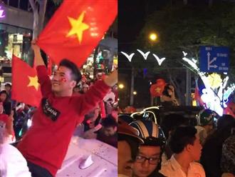 Mỹ Tâm, Mr Đàm hào hứng chui nóc ô tô, 'đi bão' chúc mừng tuyển U23 Việt Nam