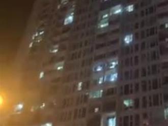 NÓNG: 2 căn hộ chung cư ở 2 tầng khác nhau bốc cháy trong đêm, cư dân hoảng hốt tháo chạy
