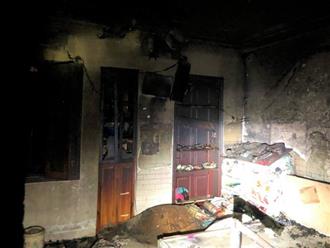 Hà Nội: Giải cứu 3 bố con mắc kẹt trong căn nhà 3 tầng bốc cháy ngùn ngụt