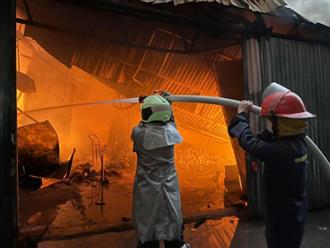 Hà Nội: Đám cháy dữ dội thiêu rụi gần 300m2 dãy nhà xưởng sản xuất giấy, gỗ ép,...