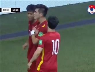 Lý giải nguyên nhân bóng chạm tay Tiến Linh nhưng Việt Nam vẫn được công nhận ‘bàn thắng vàng’ cực đẹp