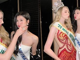 Khung hình gấp đôi nhan sắc của Phương Nhi với đương kim Hoa hậu Quốc tế: "Thần tiên tỷ tỷ" có lép vế?