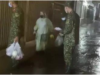 Mặc đêm khuya mưa tầm tã, các anh bộ đội vẫn miệt mài đi giao thực phẩm cho bà con, dân mạng càng thấy giận hơn những người 'bom' hàng