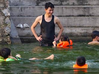 Hà Nội: Ao làng trở thành bể bơi, người dân đổ xô ngâm mình “giải nhiệt”
