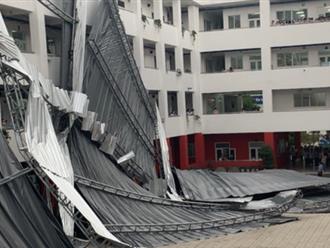 TP.HCM: Học sinh hốt hoảng khi mái che sân trường bất ngờ đổ sập, trường nói do gió lớn, ảnh hưởng bão Noru