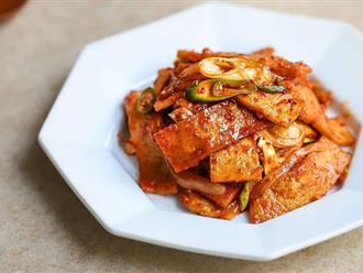 Trời trở lạnh làm ngay chả cá Hàn Quốc xào cay quá hợp cho bữa tối