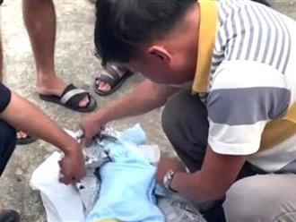 Bình Dương: Xót xa bé sơ sinh tử vong bị bỏ rơi trước cổng bệnh viện, tình trạng cuốn trong tờ báo và chiếc khăn