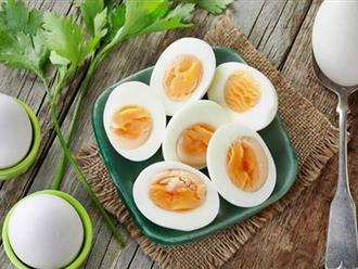 Luộc trứng bỏ thêm thứ này giúp trứng bùi ngậy thơm ngon, dễ bóc vỏ, người già hay trẻ nhỏ đều dễ ăn 