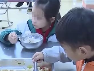 Thông tin mới vụ '11 học sinh ăn 2 gói mì tôm chan cơm': Chỉ đạo lắp camera bếp ăn