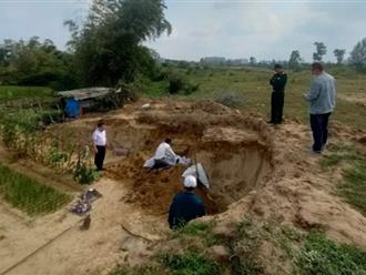 Đà Nẵng: Người dân hốt hoảng phát hiện bộ hài cốt vùi trong đất sâu khi đang đào đất gieo trồng
