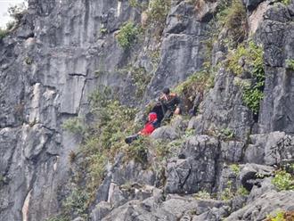Hà Giang: Cố leo ra mỏm đá sống ảo, du khách gặp nạn từ trên cao