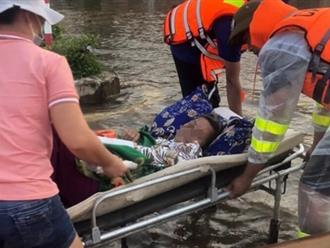 Lũ lớn tại Huế: Công an khẩn cấp đưa người bị thương tới viện cấp cứu  