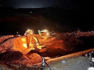 Nguyên nhân vụ sập mỏ titan ở Bình Thuận, trắng đêm tìm kiếm nhưng vẫn không thấy 3 công nhân mất tích  