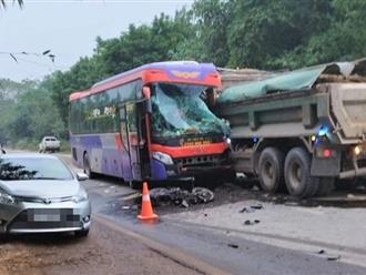 Hòa Bình: Va chạm kinh hoàng giữa xe khách, xe máy và xe tải khiến 2 người tử vong tại chỗ
