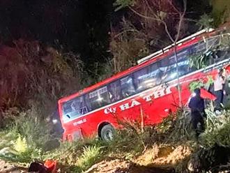 Hòa Bình: Xe khách mất lái đâm vào vách núi trong đêm, 2 người thương vong