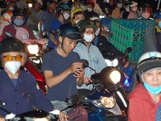 Tối 28/4 người dân ùn ùn đổ xe rời TP.HCM nghỉ lễ: Tình trạng kẹt xe, nhiều người mệt mỏi
