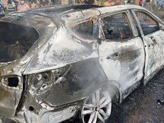 Hiện trường chiếc xe 7 chỗ đời mới cháy trơ khung, thiệt hại hàng tỉ đồng nghi do đốt rác