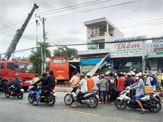 Xe khách mất lái, lao vào quán cà phê khiến 5 người thương vong tại Cà Mau