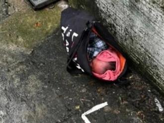 Xót xa hình ảnh bé gái sơ sinh nằm trong túi đen bị bỏ rơi trong ngõ dưới trời mưa
