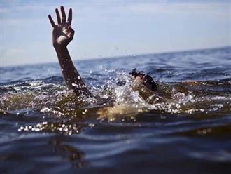 Thương tâm: Rủ nhau đi chơi, hai học sinh lớp 9 đuối nước tử vong tại bãi sông Hồng