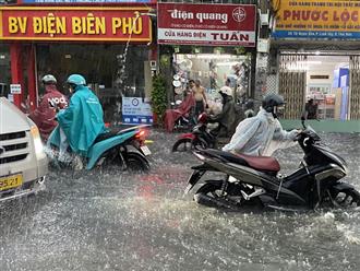 TP.HCM mưa trắng trời, nhiều tuyến đường nhanh chóng ngập sâu, dự báo nắng nóng ở Nam Bộ kết thúc từ ngày mai