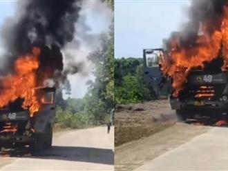 Xe tải chở vật liệu xây cao tốc Bắc - Nam bốc cháy trên đường, tài xế nhảy khỏi cabin thoát nạn