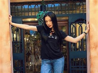 Hậu 'chia tay' Cao Thái Sơn, Angela Phương Trinh bất ngờ đổi outfit 'kín cổng cao tường', 'chốt hạ' tình hình hiện tại với 'hai chữ' này