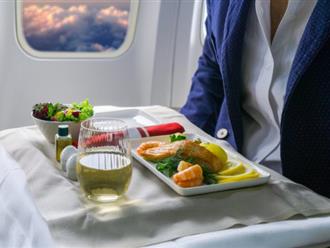 Khi đi máy bay, được phép và không nên ăn những loại thực phẩm nào để bảo vệ bụng suốt chuyến bay
