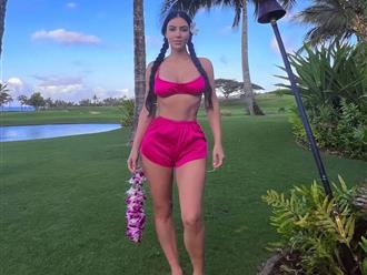 Kim Kardashian khoe body cực chuẩn trong bộ áo tắm màu hồng quyến rũ ở tuổi 41