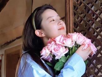Bức ảnh ôm hoa của Lưu Diệc Phi có gì mà cộng đồng mạng đua nhau bắt trend để ảnh đại diện 'xin vía'?