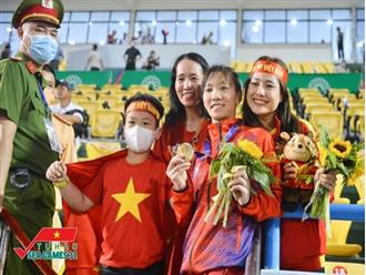 Người thân bật khóc trên khán đài khi tuyển nữ Việt Nam vô địch SEA Games 31: "Sẽ nấu cá kho thưởng cho con"
