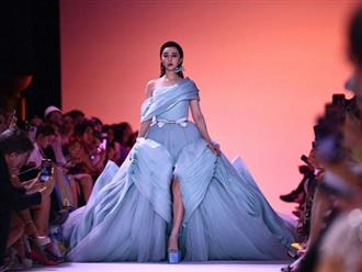Sau 11 năm vắng bóng, Phạm Băng Băng trở lại đầy 'thần thái' trên sàn diễn của show thời trang Paris 