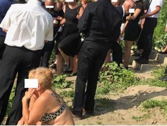 Người phụ nữ mặc bikini ngồi lì ở đám tang khiến cư dân mạng phẫn nộ