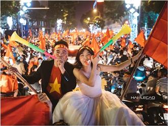 Cặp đôi chụp ảnh cưới giữa biển người mừng U23 VN chiến thắng: Muốn sinh con gái để kết thông gia với nhà có con trai tên Tiến Dũng, Quang Hải