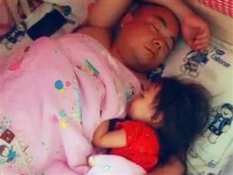 Bố ôm con gái ngủ siêu ngọt ngào, nhìn bên cạnh thấy cảnh 'phân biệt đối xử' mà không nhịn cười nổi
